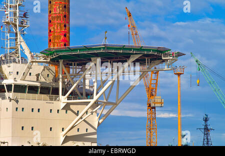 Recipiente di costruzione di impianti eolici offshore con elipad in porto, Germania, Bremerhaven Foto Stock