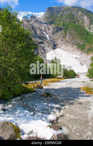 Flusso del ghiacciaio con ghiaccio dal ghiacciaio, Norvegia, Jostedalsbreen National Park, Supphella Foto Stock