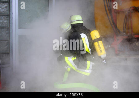 Esercitazione antincendio con protezione di apparecchiatura respiratoria, Germania Foto Stock