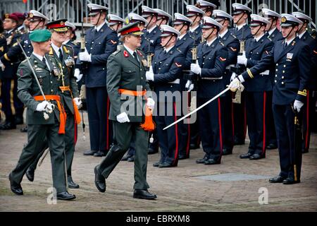 L'Aia, Paesi Bassi. 4 Dic 2014. Re Willem-Alexander dei Paesi Bassi assiste alla cerimonia dei militari Willems-Orde a Majoor Gijs Tuinman al Binnenhof square a L'Aia, Paesi Bassi, 4 dicembre 2014. La Militaire Willems-Orde è la più alta olandese cavallereschi per 'Coraggio, tatto e fedeltà " nell'esercito. Credito: dpa picture alliance/Alamy Live News Foto Stock