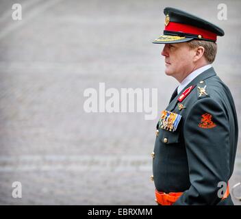 L'Aia, Paesi Bassi. 4 Dic 2014. Re Willem-Alexander dei Paesi Bassi assiste alla cerimonia dei militari Willems-Orde a Majoor Gijs Tuinman al Binnenhof square a L'Aia, Paesi Bassi, 4 dicembre 2014. La Militaire Willems-Orde è la più alta olandese cavallereschi per 'Coraggio, tatto e fedeltà " nell'esercito. Credito: dpa picture alliance/Alamy Live News Foto Stock