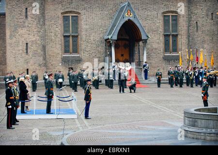 L'Aia, Paesi Bassi. 4 Dic 2014. Re Willem-Alexander dei Paesi Bassi assiste alla cerimonia dei militari Willems-Orde a Majoor Gijs Tuinman al Binnenhof square a L'Aia, Paesi Bassi, 4 dicembre 2014. La Militaire Willems-Orde è la più alta olandese cavallereschi per 'Coraggio, tatto e fedeltà " nell'esercito. Credito: dpa picture alliance/Alamy Live News Foto Stock