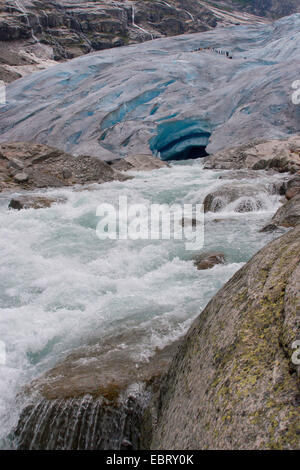 Fondere perde acqua del ghiacciaio muso di Nigardsbreen, un braccio del ghiacciaio del ghiacciaio Jostedalsbreen, Norvegia, Jostedalsbreen Parco Nazionale Foto Stock