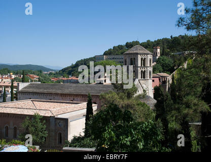 Guardando attraverso le torri e il paesaggio dei tetti della città medievale di Girona in Catalogna in Spagna Foto Stock