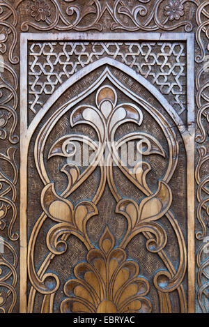 Porta di legno ofMausoleum del legale studioso Kafal Shashi, Tashkent, Uzbekistan, Asia Foto Stock