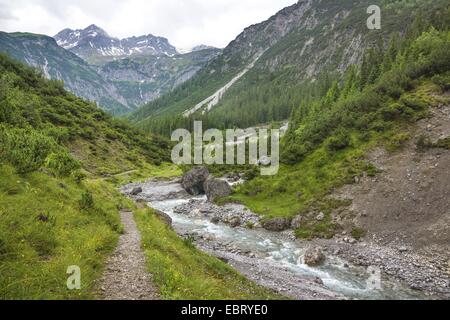 Mountain Creek Otterbach nelle Alpi Lechtal, Leiterspitze mountain in background, Austria, Tirolo, Lechtaler Alpen, Gramais Foto Stock