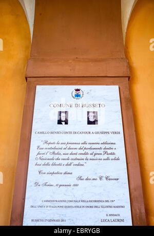 Busseto, una stele di marmo in memoria di Giuseppe Verdi all'ingresso del Teatro Verdi Foto Stock