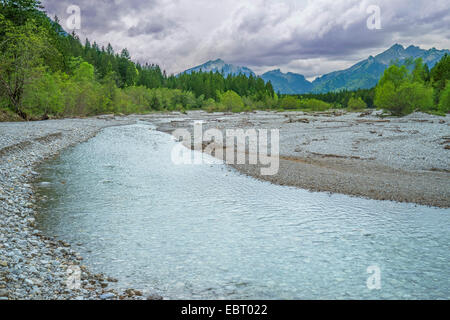 Linder river, Alpi Ammergau con grosse Klammspitz e Grubenkopf in background, in Germania, in Baviera, Alta Baviera, Baviera superiore Foto Stock