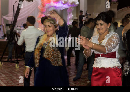 Festa di nozze in Samarcanda, Uzbekistan, Asia Foto Stock