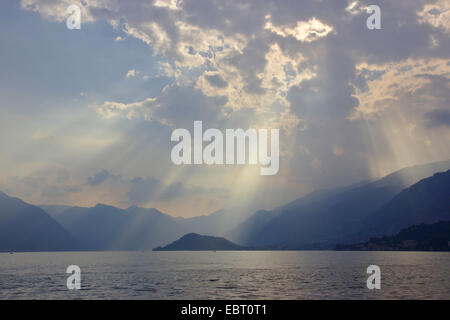 Raggi di sole sopra il lago di Como, vista da Bellagio, Italia Foto Stock