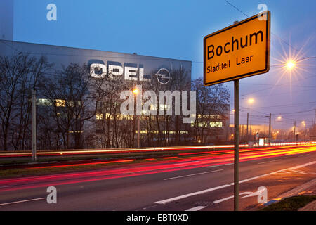 Opel fabbrica e posizionare il nome sign a Bochum nella luce della sera, in Germania, in Renania settentrionale-Vestfalia, la zona della Ruhr, Bochum Foto Stock