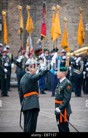 L'Aia, Paesi Bassi. 4 Dic 2014. Re Willem-Alexander dei Paesi Bassi assiste alla cerimonia dei militari Willems-Orde a Majoor Gijs Tuinman al Binnenhof square a L'Aia, Paesi Bassi, 4 dicembre 2014. La Militaire Willems-Orde è la più alta olandese cavallereschi per 'Coraggio, tatto e fedeltà " nell'esercito. Credito: dpa picture alliance/Alamy Live News Foto Stock