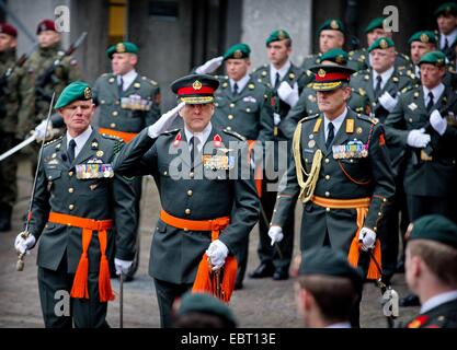 L'Aia, Paesi Bassi. 4 Dic 2014. Re Willem-Alexander dei Paesi Bassi assiste alla cerimonia dei militari Willems-Orde a Majoor Gijs Tuinman al Binnenhof square a L'Aia, Paesi Bassi, 4 dicembre 2014. La Militaire Willems-Orde è la più alta olandese cavallereschi per 'Coraggio, tatto e fedeltà " nell'esercito. Credito: dpa picture alliance/Alamy Live News Foto Stock