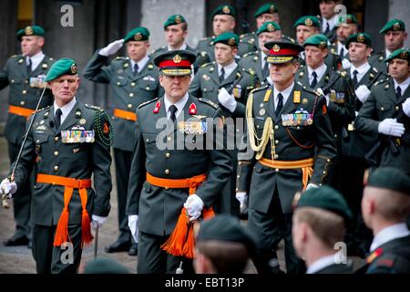 L'Aia, Paesi Bassi. 4 Dic 2014. Re Willem-Alexander dei Paesi Bassi assiste alla cerimonia dei militari Willems-Orde a Majoor Gijs Tuinman al Binnenhof square a L'Aia, Paesi Bassi, 4 dicembre 2014. La Militaire Willems-Orde è la più alta olandese cavallereschi per 'Coraggio, tatto e fedeltà " nell'esercito. Credito: dpa picture alliance/Alamy Live News Foto Stock