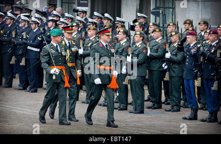 L'Aia, Paesi Bassi. 4 Dic 2014. Re Willem-Alexander dei Paesi Bassi assiste alla cerimonia dei militari Willems-Orde a Majoor Gijs Tuinman al Binnenhof square a L'Aia, Paesi Bassi, 4 dicembre 2014. La Militaire Willems-Orde è la più alta olandese cavallereschi per 'Coraggio, tatto e fedeltà " nell'esercito. Credito: dpa picture alliance/Alamy Live News Foto Stock