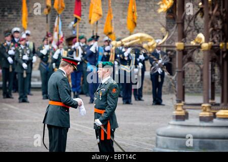 L'Aia, Paesi Bassi. 4 Dic 2014. Re Willem-Alexander dei Paesi Bassi assiste alla cerimonia dei militari Willems-Orde a Majoor Gijs Tuinman al Binnenhof square a L'Aia, Paesi Bassi, 4 dicembre 2014. La Militaire Willems-Orde è la più alta olandese cavallereschi per 'Coraggio, tatto e fedeltà " nell'esercito. Credito: dpa picture alliance/Alamy Live News Foto Stock