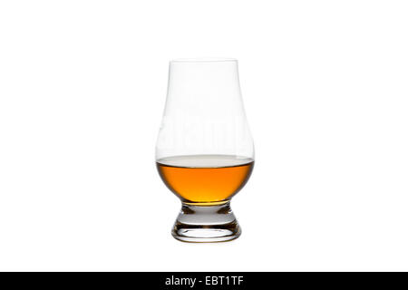 Vetro cristallo contenenti whiskey Bourbon o altro liquore di ambra. Isolato su bianco. Foto Stock