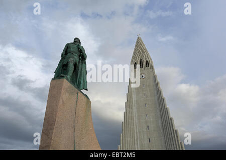 Chiesa Hallgrimskirkja Reykjavik con la statua di Leifur Eiriksson Foto Stock