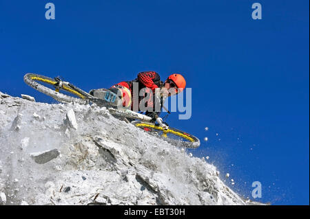Audace mountain biker fermarsi in un abisso roccioso, Francia, Savoie Foto Stock