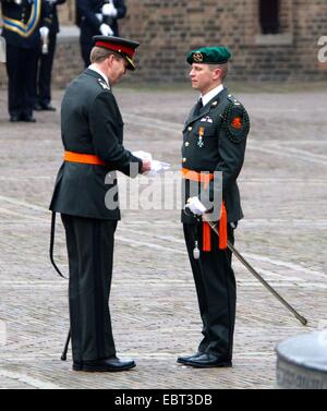 L'Aia, Paesi Bassi. 4 Dic 2014. Re Willem-Alexander dei Paesi Bassi la cerimonia del militare Willems-Orde a Majoor Gijs Tuinman al Binnenhof square a L'Aia, Paesi Bassi, 4 dicembre 2014. La Militaire Willems-Orde è la più alta olandese cavallereschi per 'Coraggio, tatto e fedeltà " nell'esercito. Credito: dpa picture alliance/Alamy Live News Foto Stock