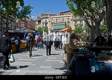 Scena colorata del mercato occupato e attraente in Figueres Spagna Foto Stock
