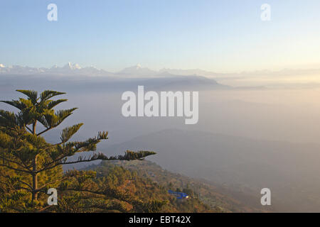 Vista da Nagarkot per Langtang Himal con cupola Blanc, Dorje Lapka e Phurbi Ghyachu nelle prime ore del mattino, Nepal Foto Stock