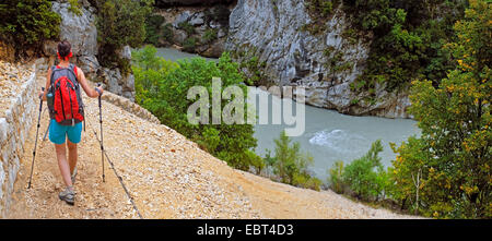 Femmina wanderer passeggiando lungo il fiume in gole del Verdon, Francia, Alpes de Haute Provence, Verdon Foto Stock