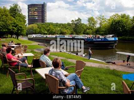 Le persone sulla terrazza presso Rhine-Herne Canal, gasometro di Oberhausen in background, in Germania, in Renania settentrionale-Vestfalia, la zona della Ruhr, Oberhausen Foto Stock