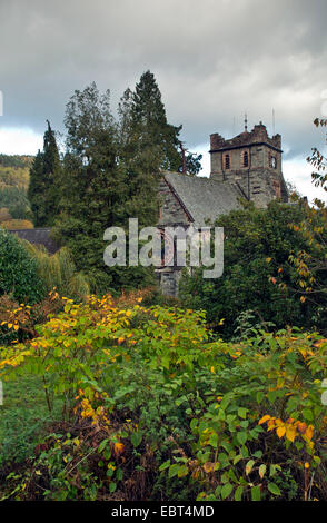 St Marys chiesa e torre nel villaggio di Betwys Y Coed in autunno noto come il gateway per Snowdonia National Park in Gwynedd Foto Stock