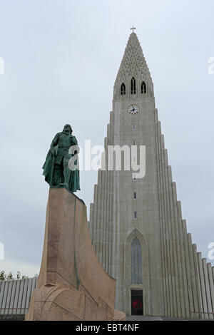 Chiesa Hallgrimskirkja Reykjavik con la statua di Leifur Eiriksson Foto Stock