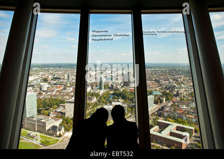 Due persone guardando fuori della finestra della Rheinturm per la città, in Germania, in Renania settentrionale-Vestfalia, Duesseldorf Foto Stock