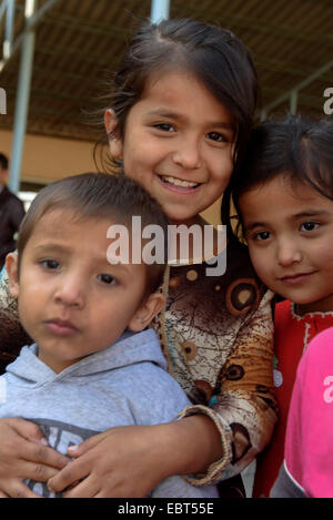 Bambini a Bahouddin Naqshband complesso vicino a Bukhara, Uzbekistan, Asia Foto Stock