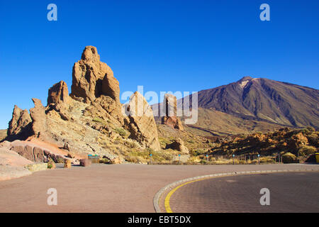 Roques de Garcia e il vulcano Teide, Isole Canarie, Tenerife, Parco Nazionale del Teide Foto Stock