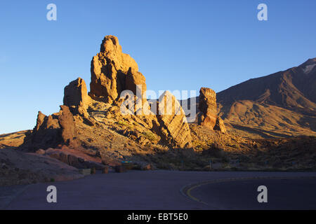 Roques de Garcia a vulcano Teide nella luce del mattino, Isole Canarie, Tenerife, Parco Nazionale del Teide Foto Stock