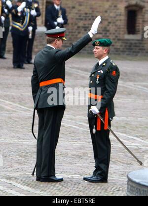 L'Aia, Paesi Bassi. 4 Dic 2014. Re Willem-Alexander dei Paesi Bassi la cerimonia del militare Willems-Orde a Majoor Gijs Tuinman al Binnenhof square a L'Aia, Paesi Bassi, 4 dicembre 2014. La Militaire Willems-Orde è la più alta olandese cavallereschi per 'Coraggio, tatto e fedeltà " nell'esercito. Credito: dpa picture alliance/Alamy Live News Foto Stock