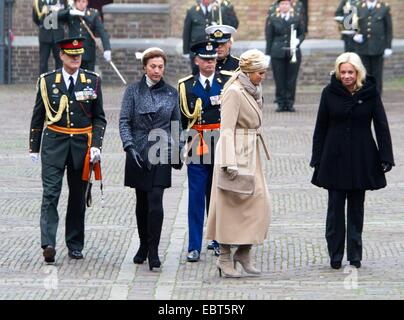 L'Aia, Paesi Bassi. 4 Dic 2014. Regina Maxima dei Paesi Bassi assiste alla cerimonia dei militari Willems-Orde a Majoor Gijs Tuinman al Binnenhof square a L'Aia, Paesi Bassi, 4 dicembre 2014. La Militaire Willems-Orde è la più alta olandese cavallereschi per 'Coraggio, tatto e fedeltà " nell'esercito. Credito: dpa picture alliance/Alamy Live News Foto Stock