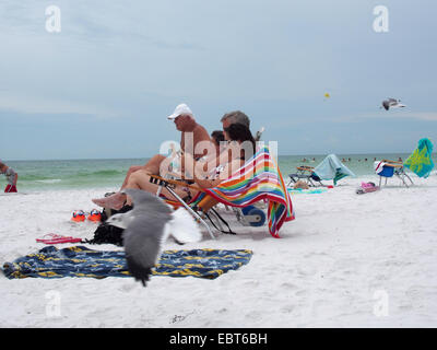 Beachgoers rilassante sulla spiaggia della siesta, Siesta Key, Florida, Stati Uniti d'America, 7 ottobre 2014, © Katharine Andriotis Foto Stock