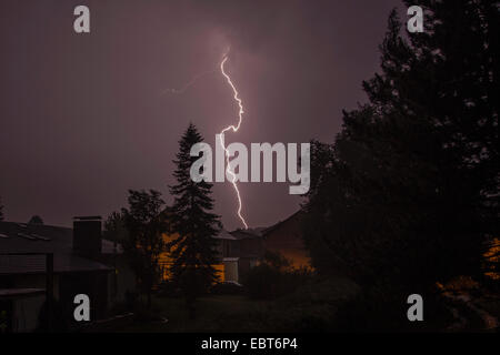 Colpo di fulmine in un'area di alloggiamento, in Germania, in Baviera, Isental Foto Stock