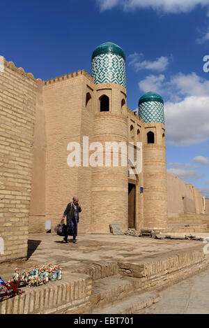 Ingresso della rocca nella città hitoric Ichan Qala, Chiwa, Uzbekistan, Asia Foto Stock