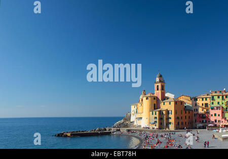 Camogli la chiesa vicino al mare ed alla spiaggia - resort Village - Genova - Liguria - Italia Foto Stock