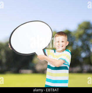 Sorridente ragazzino con vuoto bolla di testo Foto Stock