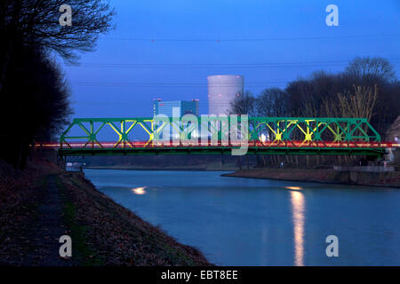 DortmundûEms Canal e Lucas bridge, centrali a carbone vegetale in background, in Germania, in Renania settentrionale-Vestfalia, la zona della Ruhr, Datteln Foto Stock