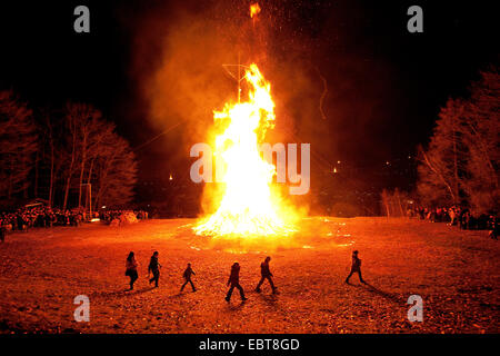 Un sacco di persone in piedi intorno a un grande fuoco di Pasqua, in Germania, in Renania settentrionale-Vestfalia, Sauerland, Attendorn Foto Stock