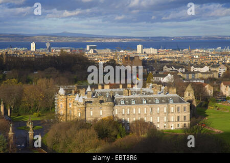 Vista su Holyrood Palace e al centro di Edimburgo da Salisbury Crags, Regno Unito, Scozia, Edimburgo Foto Stock