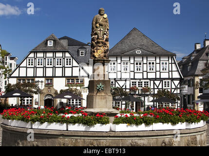 San Pietro ben, Petrusbrunnen, sulla piazza del mercato di Brilon, in Germania, in Renania settentrionale-Vestfalia, Sauerland, Brilon Foto Stock