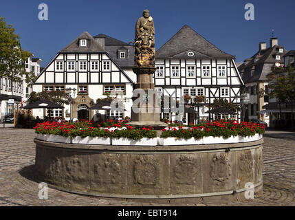 San Pietro ben, Petrusbrunnen, sulla piazza del mercato di Brilon, in Germania, in Renania settentrionale-Vestfalia, Sauerland, Brilon Foto Stock