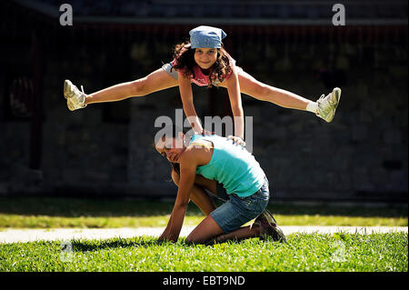 Due ragazze la rincorsa su un prato, Francia Foto Stock