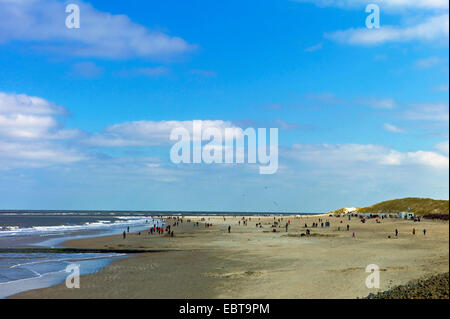 Persone presso la spiaggia di sabbia, Germania, Bassa Sassonia, Baltrum Foto Stock