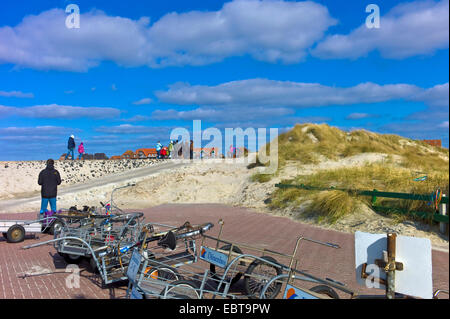 Bagagli rimorchi per bici parcheggiata presso il porto, Germania, Bassa Sassonia, Baltrum Foto Stock