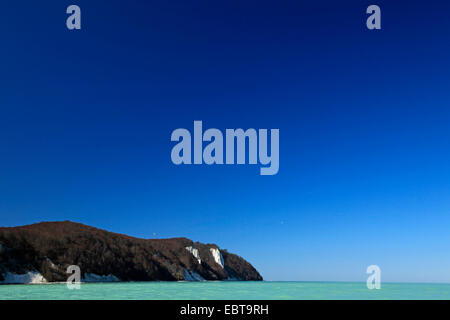Vista dal mare presso la ripida costa con Koenigsstuhl Stubbenkammer e sotto un cielo blu chiaro in primavera, Germania, Meclemburgo-Pomerania, Jasmund National Park, Ruegen Foto Stock